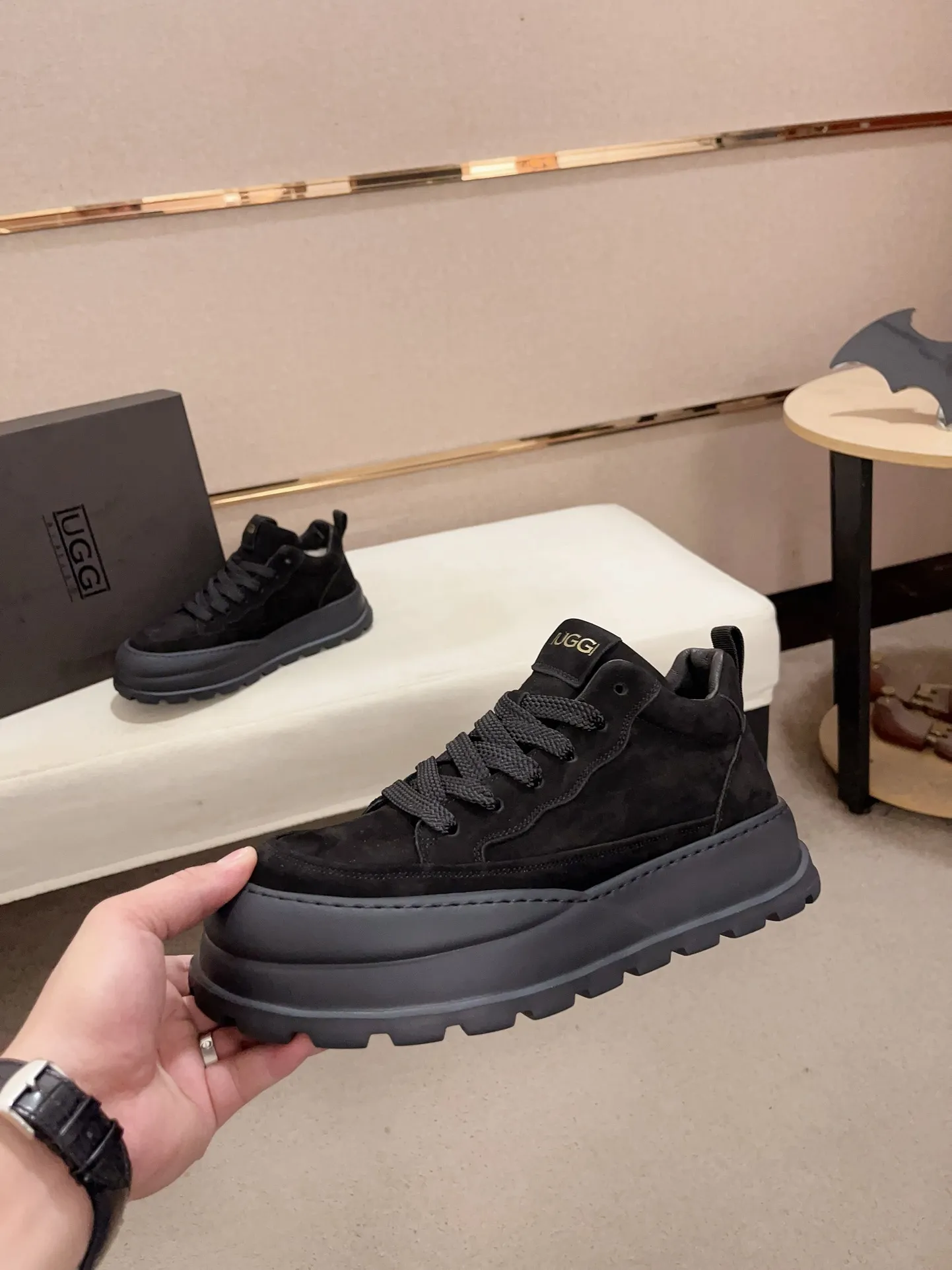 Factory price: 800💰North American men's shoes Ugg ☃️In the special sale of new high-quality men's shoes snow boots in autumn and winter, the nemesis of extreme cold weather! Made of cowhide leather, merino wool lining, and original outsole, whether driving, outdoor or daily wear, there is always one that suits you! Code number 39-44